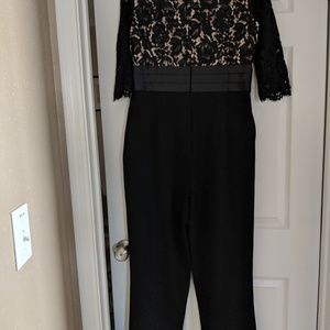 Elegant crepe and lace jumper.